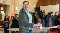 epa11291619 PNV's candidate for the Presidency of the Basque regional elections Imanol Pradales (C) casts his vote at a polling station in Portugalete, Bizkaia, Basque Country, Spain, 21 April 2024. The Basque Country holds regional elections as surveys point at Left wing Basque nationalist party EH Bildu as the winner of the elections for the first time, although without enough votes to Govern on their own which would force them to form coalition with other political parties. EPA/Javier Zorrilla