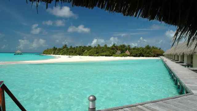 Veduta di una spiaggia delle Maldive in una foto senza data. Aspiranti viaggiatori "sbrigatevi" prima che i cambiamenti climatici distruggano per sempre alcuni dei luoghi più belli della Terra. L'invito arriva dal sito ambientalista Mother nature network. Nella top ten ci sono anche le favolose spiagge bianche delle Maldive. ANSA +++NO SALES - EDITORIAL USE ONLY+++