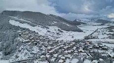 Una visuale aerea del borgo di Rovere, Rocca di Mezzo, imbiancato dalla neve di aprile. 21 aprile 2024, Rovere, Rocca di Mezzo, Aquila. ANSA/Emanuele Valeri