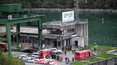 epa11268277 Rescuers work at the scene of an explosion that occurred in a hydroelectric power plant on the Lake Suviana reservoir, near Bologna, northern Italy, 09 April 2024. Four people were confirmed dead and several missing after a fire and an underwater explosion at a hydroelectric power station in the mountains near Bologna on 09 April, according to the Bologna prefecture. EPA/MICHELE LAPINI