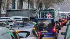 Traffico e ingorghi in centro per lo shopping natalizio. Torino 23 dicembre 2020 ANSA/TINO ROMANO