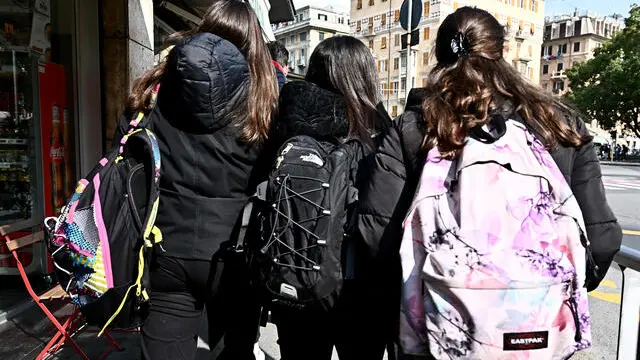 Studenti all'uscita dopo le lezioni. Genova, 06 marzo 2023 ANSA/LUCA ZENNARO