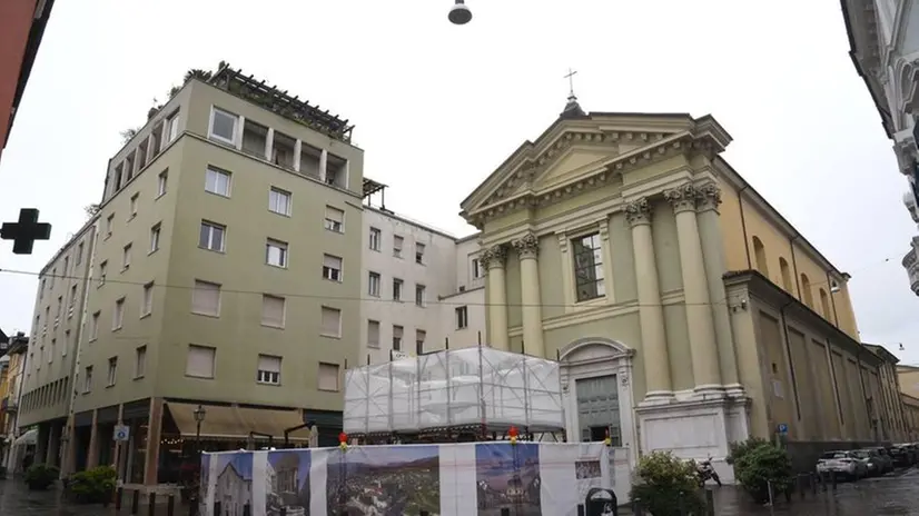 La fontana in piazza Sant'Alessandro circondata dall'impalcatura