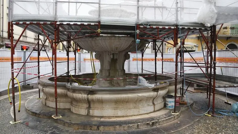 Lavori alla fontana di piazza sant'Alessandro