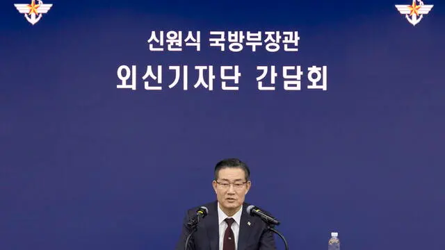 epa11227446 South Korean National Defense Minister Shin Won-sik speaks during a foreign press conference in Seoul, South Korea, 18 March 2024. EPA/JEON HEON-KYUN