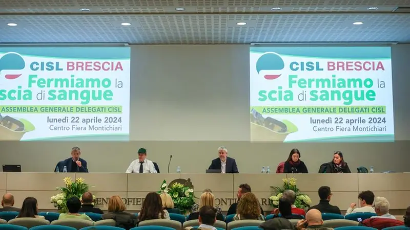 Il palco dell'assemblea generale della Cisl a Montichiari