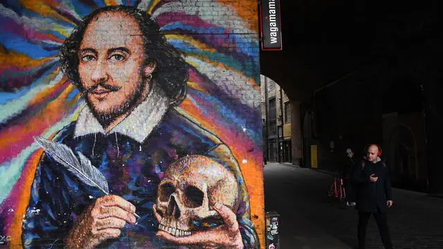 epaselect epa09091802 A pedestrian walks past a giant artwork depicting British writer William Shakespeare near London Bridge station in London, Britain, 23 March 2021. A minute of silence was observed across the UK to mark a year since lockdown restrictions over the coronavirus pandemic began. EPA/FACUNDO ARRIZABALAGA