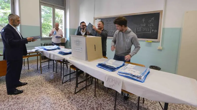 Operazioni di scrutinio in una tornata elettorale passata - Foto Giovanni Benini/Neg © www.giornaledibrescia.it