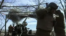 epaselect epa10500957 Ukrainian soldiers fire a FH70 howitzer from their position in the Zaporizhzhia area, Ukraine, 02 March 2023 (issued 03 March 2023) Russian troops entered Ukrainian territory on 24 February 2022, starting a conflict that has provoked destruction and a humanitarian crisis. EPA/STR