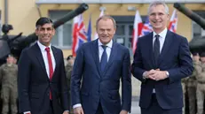 epa11295608 (L-R) British Prime Minister Rishi Sunak, Polish Prime Minister Donald Tusk and NATO Secretary General Jens Stoltenberg pose for a photograph during their visit to the 1st Warsaw Armoured Brigade in Warsaw, Poland, 23 April 2024. EPA/PAWEL SUPERNAK POLAND OUT