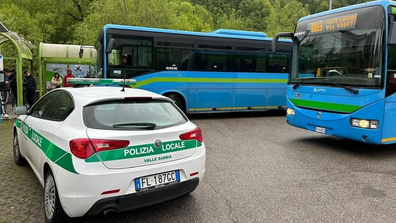 La Polizia locale della Valsabbia controlla stazioni e autobus