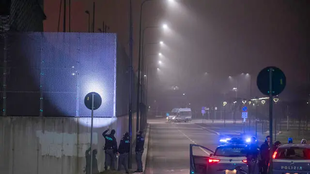 Disordini e incendi appiccati al interno del carcere minorile Beccaria dopo la fuga di alcuni detenuti avvenuta nel pomeriggio, Polizia Di stato/vigli del fuoco e personale medico sul posto, Milano, 25 Dicembre, Andrea Fasani, Ansa