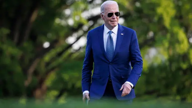 epa11296720 US President Joe Biden walks on the South Lawn of the White House after arriving on Marine One in Washington, DC, USA, 23 April 2024. President Biden returned to Washington after attending two campaign events in Tampa Florida. EPA/Ting Shen / POOL