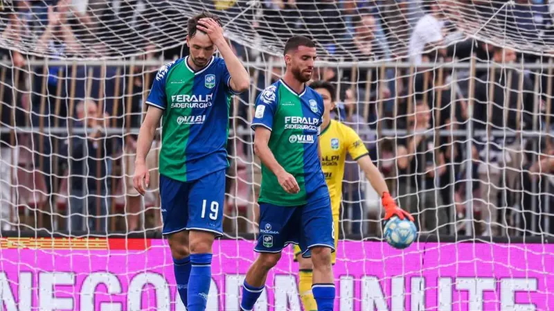 Delusione FeralpiSalò dopo un gol subito contro il Como - Foto New Reporter Comincini © www.giornaledibrescia.it