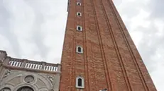 Due agenti della Municipale presidiano l’uscita dal campanile di San Marco, da dove si son staccati frammenti dei mattoni della torre a causa del nubifragio che oggi, 18 agosto 2022, si è abbattuto sulla città. ANSA/ANDREA MEROLA