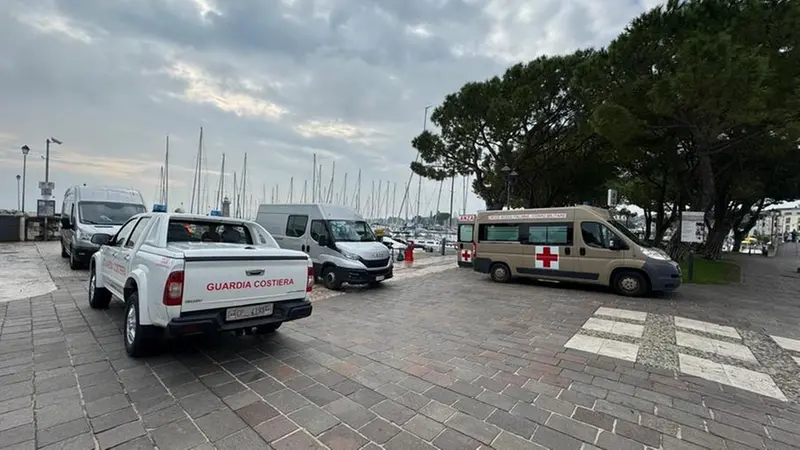 Mezzi della Guardia Costiera e della Croce Rossa al porto di Desenzano - © www.giornaledibrescia.it