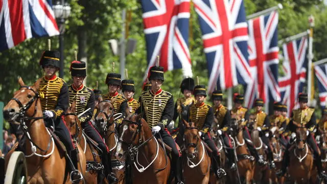 epa09991499 A handout picture provided by the British Ministry of Denece (MoD) shows members of the Kings Troop as part of more than 1,400 soldiers and 250 horses from the British Army's Household Division making their way up the Mall to Buckingham Palace, in London, Britain, 02 June 2022. Britain is enjoying a four day holiday weekend to celebrate Queen Elizabeth II's Platinum Jubilee marking the 70th anniversary of her accession to the throne on 06 February 1952. EPA/SAC Emma Wade/BRITISH MINISTRY OF DEFENCE/HANDOUT MANDATORY CREDIT: MOD/CROWN COPYRIGHT HANDOUT EDITORIAL USE ONLY/NO SALES