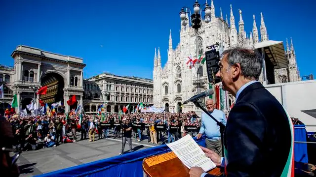 Il sindaco Giuseppe Sala sul palco del corteo per la commemorazione del 25 aprile a Milano, 25 aprile 2023.ANSA/MOURAD BALTI TOUATI