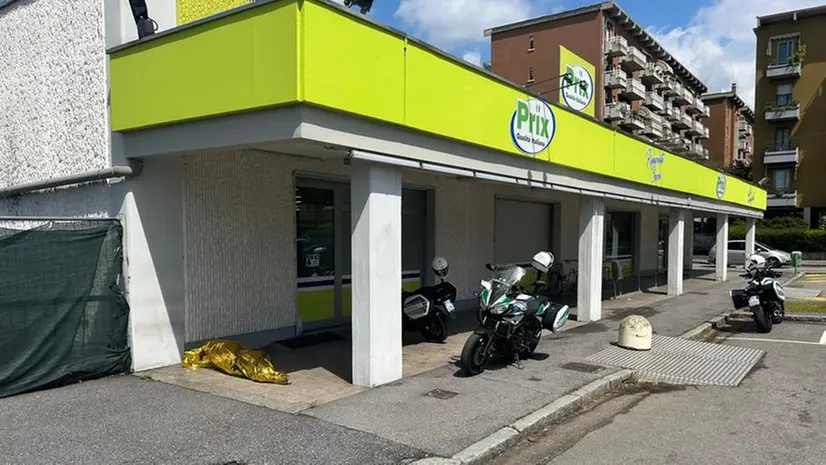 Il portico del Prix in via Panigada con i mezzi della Polizia Locale