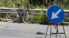 Un ciclista è morto investito da un tir su via Tiburtina a Roma, 17 maggio 2019. Sul posto diverse pattuglie del IV Gruppo Tiburtino della polizia locale. Il conducente dell'autoarticolato, un 55enne, è stato portato in ospedale per gli accertamenti sull'assunzione di alcol e droghe. ANSA/ MASSIMO PERCOSSI