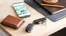 Telefonino e chiavi di casa adagiati sullo stesso tavolo - Foto Unsplash