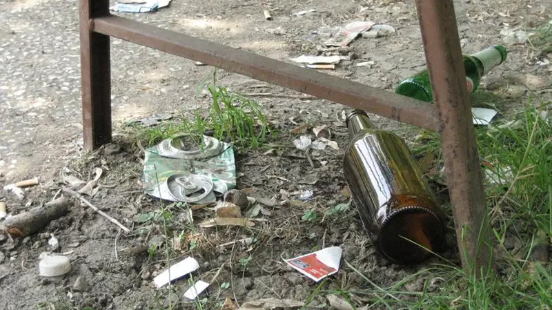 Bottiglie e lattine vengono spesso abbandonate: un segno di inciviltà - © www.giornaledibrescia.it