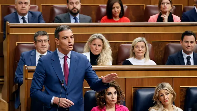 epa11297069 Spain's Prime Minister Pedro Sanchez (L) speaks during question time at the Lower House in Madrid, Spain, 24 April 2024. EPA/J.P. GANDUL