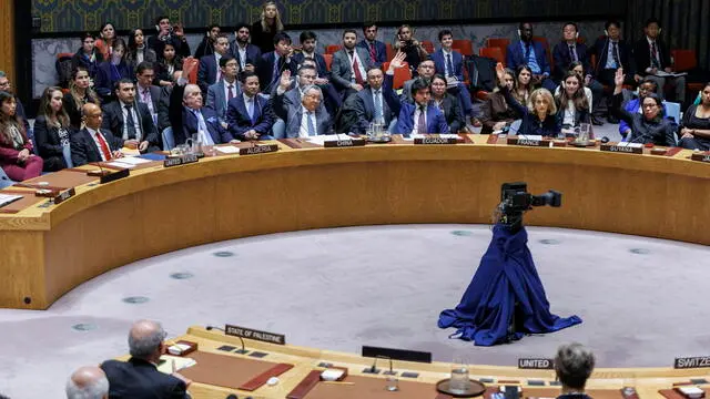 epa11287561 Members of the United Nations Security Council raise their hand to indicate their vote to approve United Nations membership for Palestine during a Security Council meeting at United Nations Headquarters in New York, New York, USA, 18 April 2024. The United States voted against a Palestinian membership request by using their veto power. EPA/SARAH YENESEL