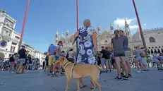 Turisti in attesa di entrare nella Basilica di San Marco, oggi 6 Agosto 2021. ANSA/ANDREA MEROLA