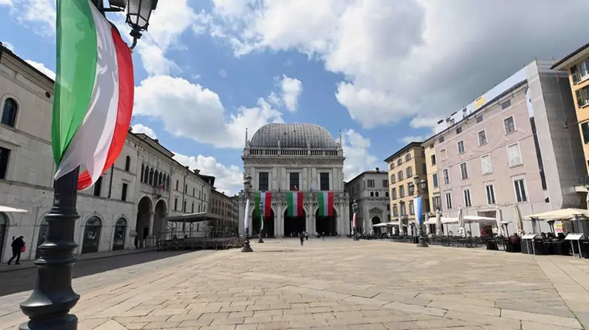 Piazza della Loggia allestita per i festeggiamenti del 25 aprile