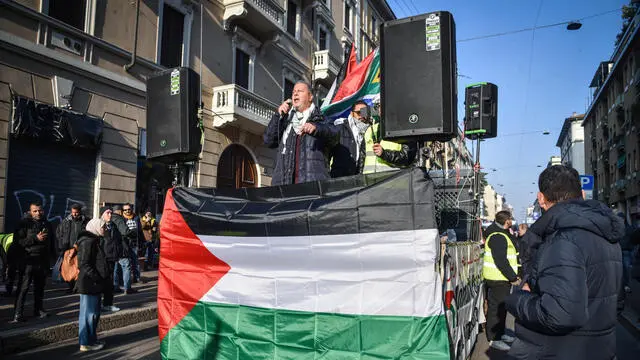 Manifestazione pro palestinesi contro Israele in via Padova, Milano 28 Gennaio 2024 ANSA/MATTEO CORNER