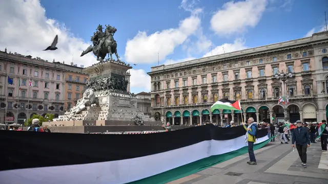Manifestanti pro palestina contro Israele e la guerra a Gaza in piazza Duomo, Milano 25 Aprile 2024 ANSA/MATTEO CORNER