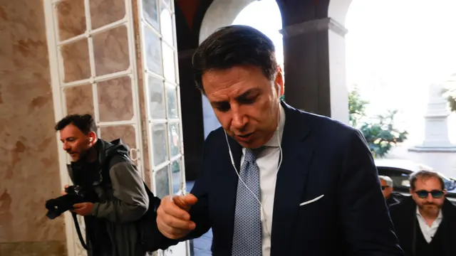 Il segretario del Movimento 5 Stelle Giuseppe Conte in un momento della Repubblica delle Idee a palazzo reale. Napoli 21 Aprile 2024. ANSA/CESARE ABBATE