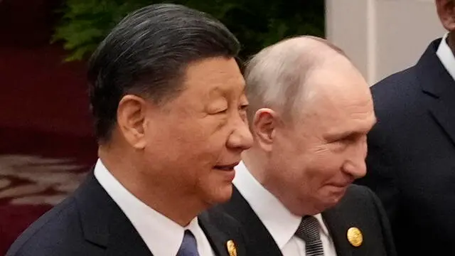 epa10924677 Chinese President Xi Jinping (L) and Russian President Vladimir Putin head to a group photo session at the Third Belt and Road Forum at the Great Hall of the People in Beijing, China, 18 October 2023. EPA/Suo Takekuma / POOL Pool Photo