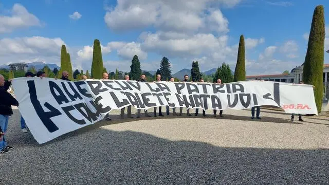 La cerimonia dei Do.Ra. nel cimitero di Varese, 25 aprile 2024. ANSA/ SIMONA CARNAGHI