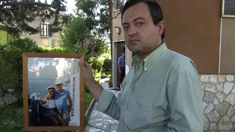 Guglielmo Gatti mostra la foto degli zii fuori dalla villetta di via Ugolini - Foto Gabriele Strada/Neg © www.giornaledibrescia.it
