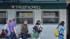 Un convoglio Trenord fermo a una stazione - © www.giornaledibrescia.it