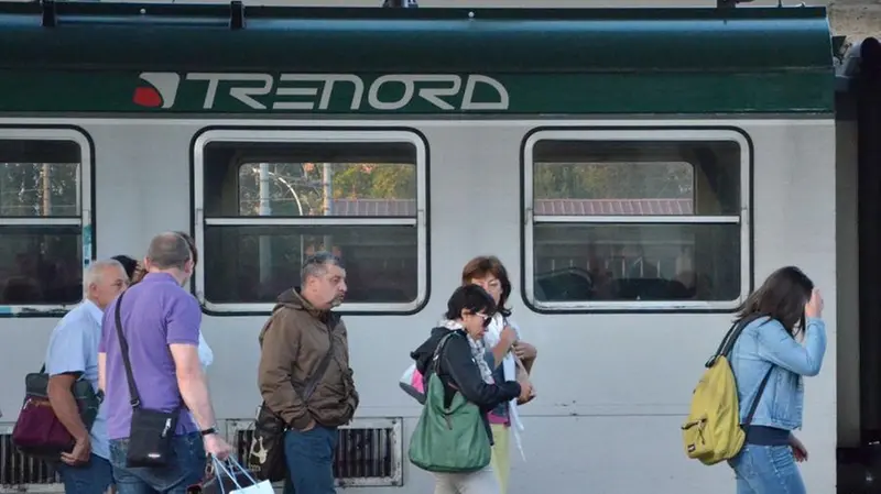Un convoglio Trenord fermo a una stazione - © www.giornaledibrescia.it