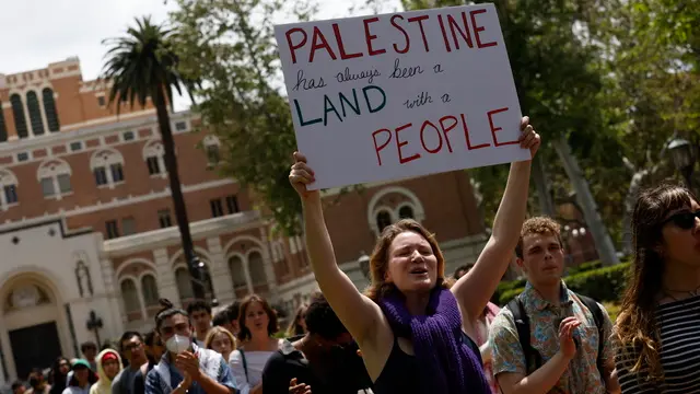 epa11298822 Students and community members march during a Gaza solidarity occupation on campus to advocate for Palestine in Los Angeles, California, USA, 24 April 2024. More than 34,000 Palestinians and over 1,450 Israelis have been killed, according to the Palestinian Health Ministry and the Israel Defense Forces (IDF), since Hamas militants launched an attack against Israel from the Gaza Strip on 07 October 2023, and the Israeli operations in Gaza and the West Bank which followed it. EPA/CAROLINE BREHMAN