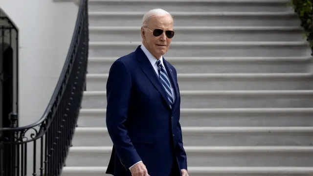 epa11300603 US President Joe Biden walks out of the White House to depart by Marine One on the South Lawn, in Washington, DC, USA, 25 April 2024. Biden travels to Syracuse to deliver remarks on the CHIPS and Science Act and his economic agenda. EPA/MICHAEL REYNOLDS / POOL