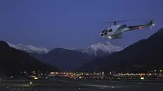Elisoccorso notturno. Elicottero del Soccorso alpino valdostano all'aeroporto Corrado Gex di Saint-Christophe (Aosta). 25 gennaio 2019. Credit: Thierry Pronesti