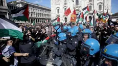 In occasione della Festa della Liberazione, scontri e tensione con la polizia alla manifestazione del Coordinamento per la Pace "Viva la repubblica antifascista" a Milano, 25 aprile 2024.ANSA/MOURAD BALTI TOUATI