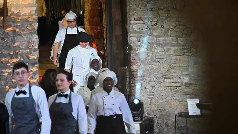 L'ingresso dei ragazzi nella sala del Carlo Magno