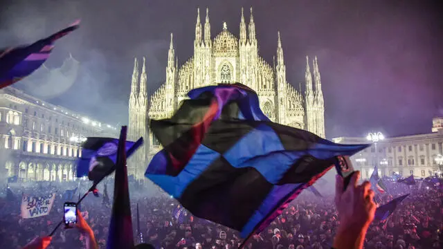 Festeggiamenti per lo scudetto dell’Inter in piazza Duomo, Milano 22 Aprile 2024 ANSA/MATTEO CORNER