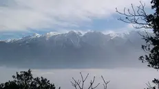 Il monte Baldo emerge tra la nebbia