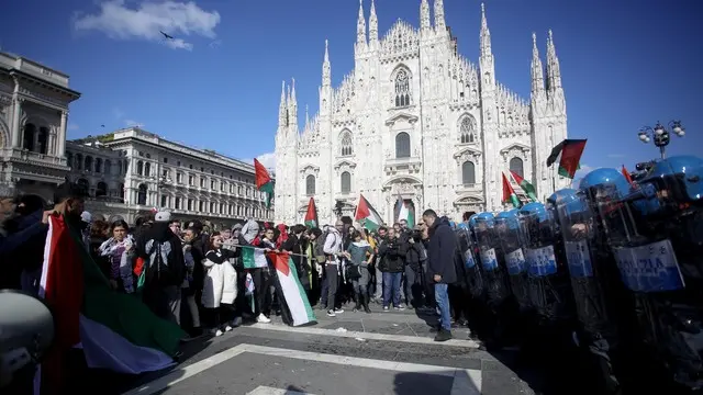 In occasione della Festa della Liberazione, scontri e tensione con la polizia alla manifestazione del Coordinamento per la Pace "Viva la repubblica antifascista" a Milano, 25 aprile 2024.ANSA/MOURAD BALTI TOUATI