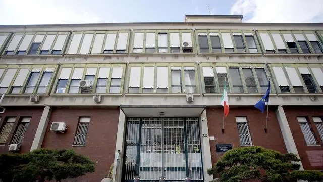 Presidio davanti al carcere minorile Beccaria organizzato dal gruppo "Cambiare rotta" a Milano, 24 aprile 2024.ANSA/MOURAD BALTI TOUATI