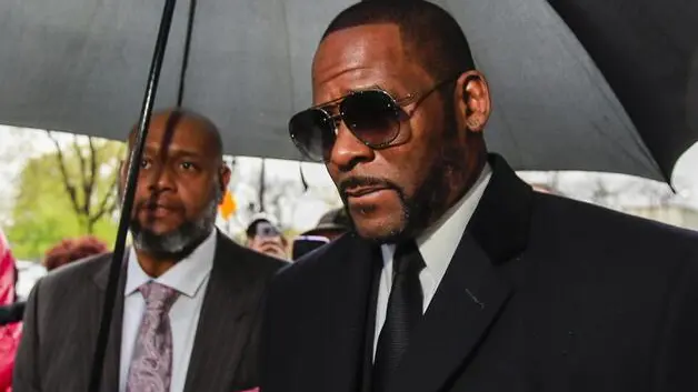 epa07554046 R&B singer R. Kelly leaves court at the Leighton Criminal Courts building after a status hearing on his sexual assault charges in Chicago, Illinois, USA, 07 May 2019. Kelly, through his attorney, is reportedly challenging evidence provided in two video tapes that allegedly show him having sex with a 14 year old girl. EPA/TANNEN MAURY