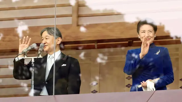 epa11173948 Japanese Emperor Naruhito and Empress Masako wave to well-wishers from the balcony of the Imperial Palace in Tokyo, Japan 23 February 2024. Emperor Naruhito appeared to greet the public on his 64th birthday, flanked by Empress Masako and other members of the Japanese Royal Family. EPA/YOSHIKAZU TSUNO / POOL