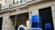 agenti della polizia di stato davanti all'abitazione del direttore di Libero Maurizio Belpietro questa mattina venerdì 1 ottobre dopo la sparatoria di questa notte-ANSA/MILO SCIAKY